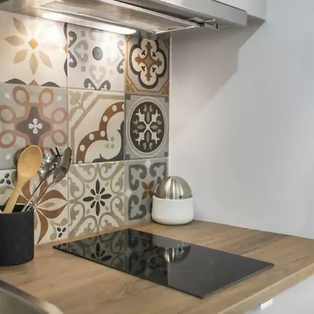 Renovated Light-filled Alfama Apt + Free Pick-up, By Timecooler * Lisbon
