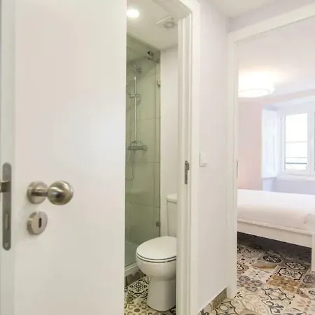 Renovated Light-filled Alfama Apt + Free Pick-up, By Timecooler