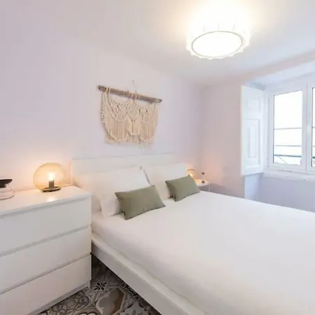 Renovated Light-filled Alfama Apt + Free Pick-up, By Timecooler