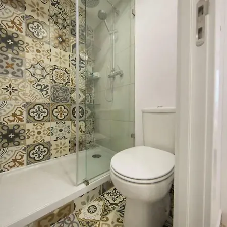 Renovated Light-filled Alfama Apt + Free Pick-up, By Timecooler