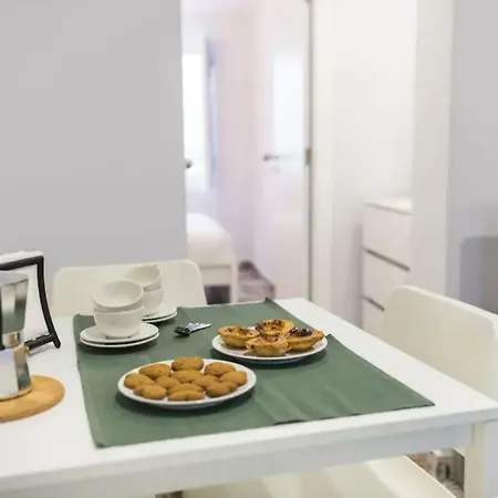 Renovated Light-filled Alfama Apt + Free Pick-up, By Timecooler