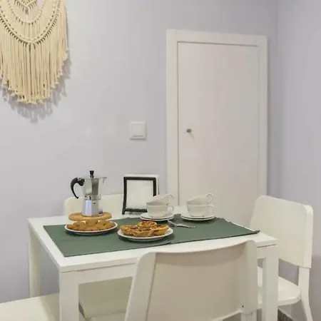 Renovated Light-filled Alfama Apt + Free Pick-up, By Timecooler Lisbon