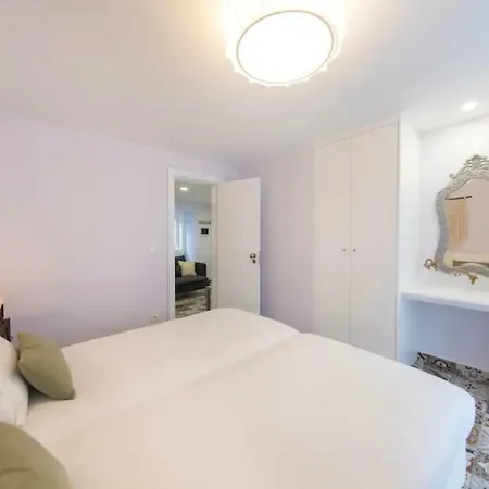 Renovated Light-filled Alfama Apt + Free Pick-up, By Timecooler Apartment
