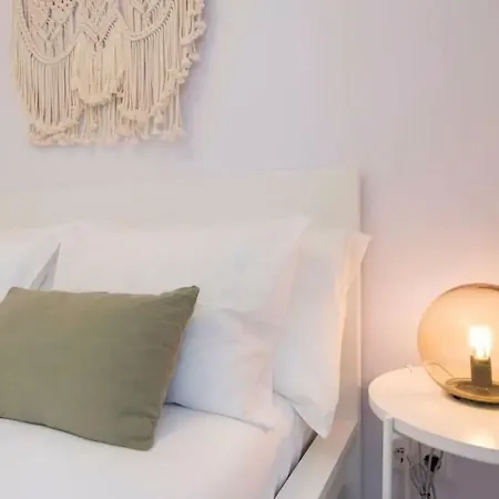 Renovated Light-filled Alfama Apt + Free Pick-up, By Timecooler Lisbon