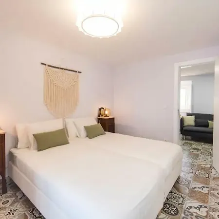 Apartment Renovated Light-filled Alfama Apt + Free Pick-up, By Timecooler