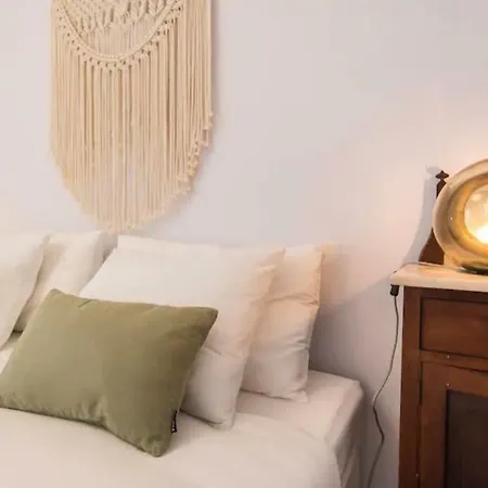 Apartment Renovated Light-filled Alfama Apt + Free Pick-up, By Timecooler