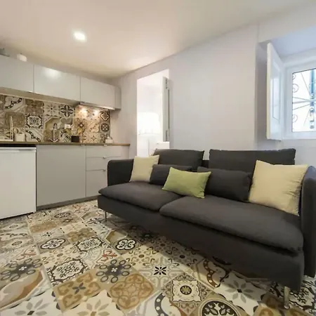 Renovated Light-filled Alfama Apt + Free Pick-up, By Timecooler *