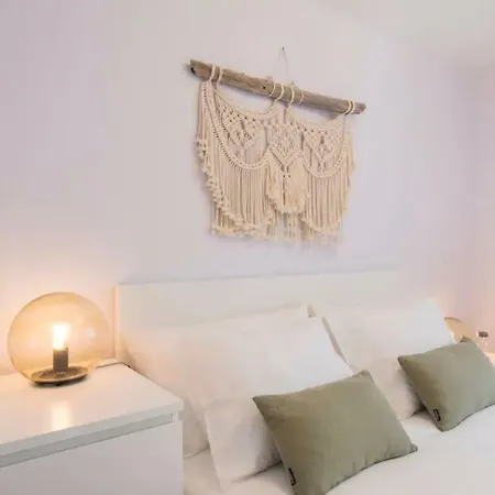 Apartment Renovated Light-filled Alfama Apt + Free Pick-up, By Timecooler