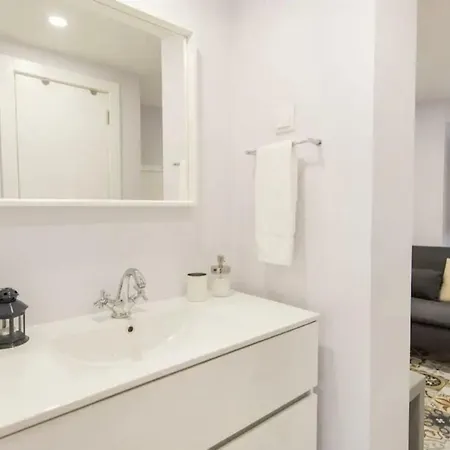 Apartment Renovated Light-filled Alfama Apt + Free Pick-up, By Timecooler