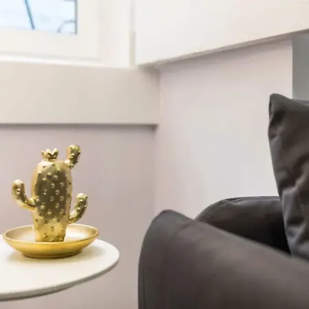 Renovated Light-filled Alfama Apt + Free Pick-up, By Timecooler * Lisbon