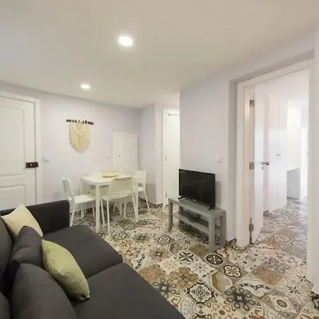 Renovated Light-filled Alfama Apt + Free Pick-up, By Timecooler * Lisbon