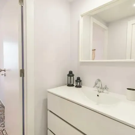 Renovated Light-filled Alfama Apt + Free Pick-up, By Timecooler Apartment *