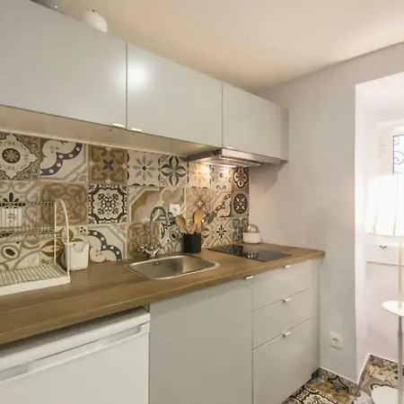Renovated Light-filled Alfama Apt + Free Pick-up, By Timecooler